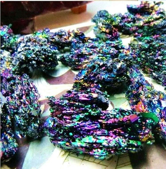 Natural colorful ore small silicon carbide mineral crystals - Gadget Aliens 